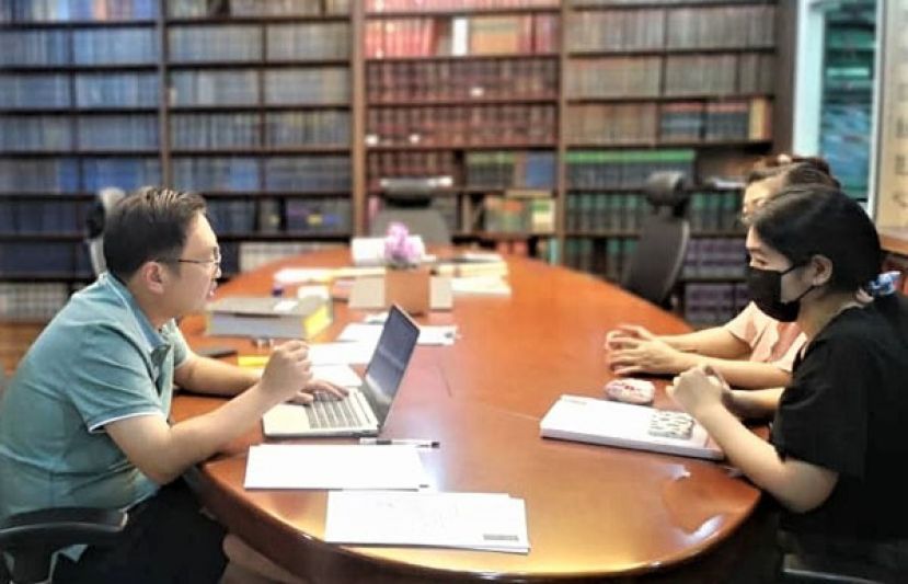 张健仁协助8位砂拉越学子申请李氏基金会的助学金