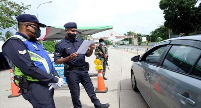 砂拉越警方检查跨县车辆。