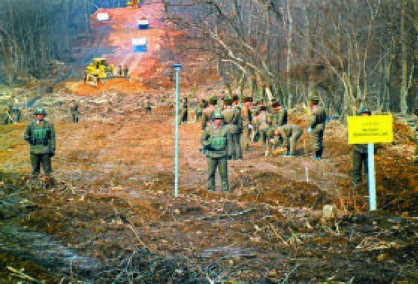朝鲜如今在江原道铁原郡箭头高地的道路埋设地雷。