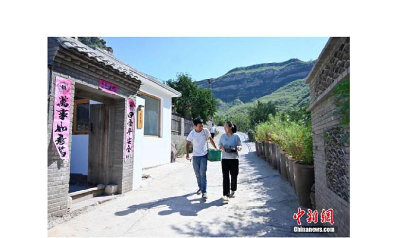 &ldquo;90后&rdquo;夫妻高磊和王美娜正在&ldquo;伴山邀&rdquo;石窑民宿忙碌。近年来，夫妻俩通过把家乡的自然风光及山村生活拍成短视频上传到网络，成为拥有150多万粉丝的&ldquo;网红&rdquo;&rdquo;──&ldquo;山大王&rdquo;。两人还通过直播免费为乡亲销售山货，变身闻名四里八乡的&ldquo;带货王&rdquo;。
