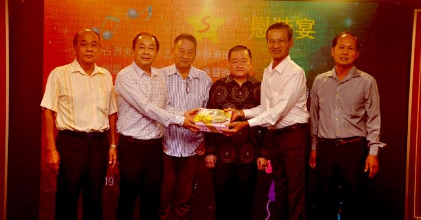 慰劳宴上，会长余清智（右二）颁发表扬纪念盾予三庆筹委会主席兼署理主席林唐锦（左二）时摄。在场见证者包括永久名誉会长拿督斯里刘为强太平局绅（右三）、黄启萍（左三）、谢智华（右一）及朱祥希（左一）。