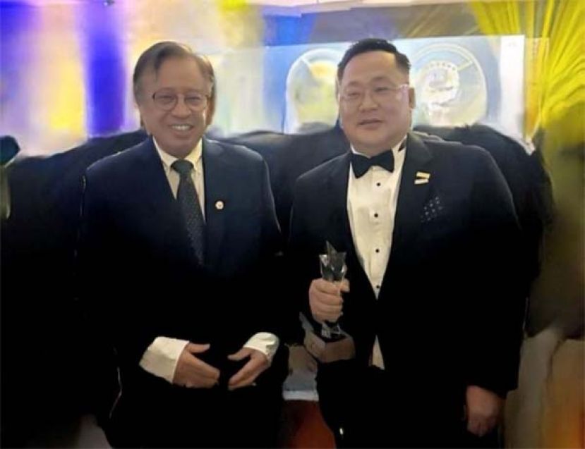 张荣华（右）在砂总理工业卓越奖颁奖晚会获双料奖项与主宾砂总理拿督巴丁宜丹斯里阿邦佐哈里合影。