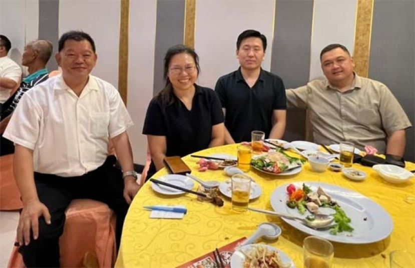 伦乐区三名县议员吴振盛（右起）、黄学彬、沈秀丽与陈中兴作交流。