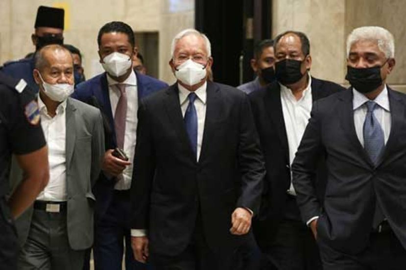 ●拿督斯里纳吉(中)抵达联邦法院时摄。