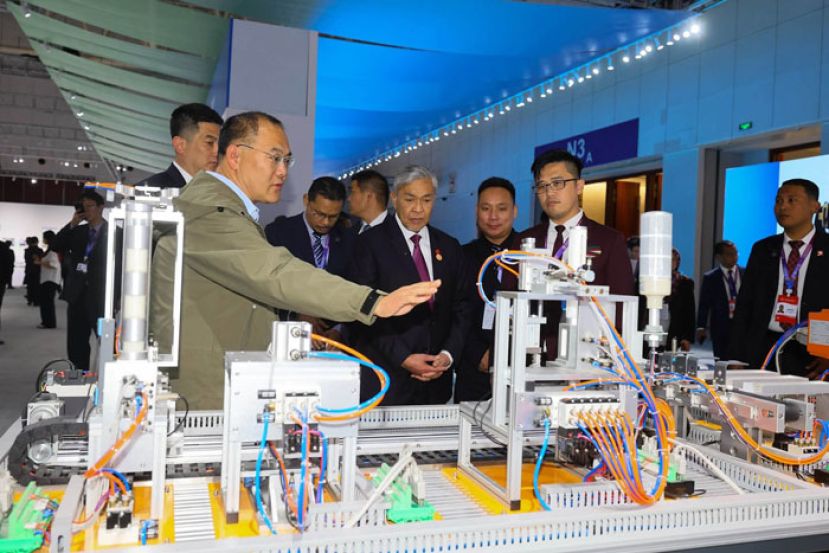 副首相阿末扎希在世界职业技术教育发展大会上参观展览。