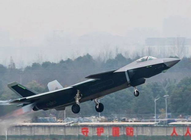 中国人民解放军空军的第五代重型隐形战斗机歼-20（J-20）。