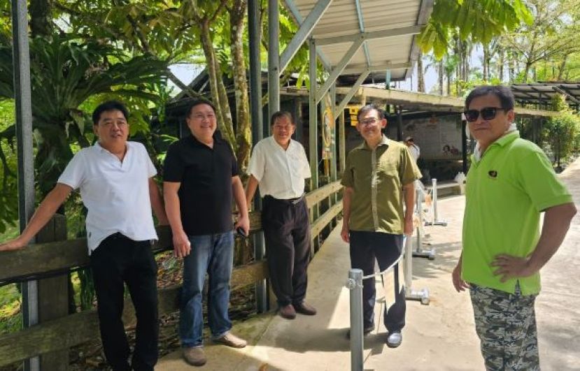 方文祥太平局绅（右起）接待薛华东、陈中兴、王运才博士、许义华参观其呕心沥血创设的婆罗洲开心农场。