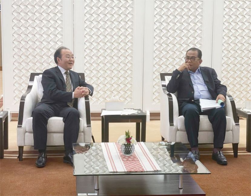 中国驻马大使欧阳玉靖(左)与高等教育部长拿督斯里莫哈末卡立诺丁(右）会面交流。