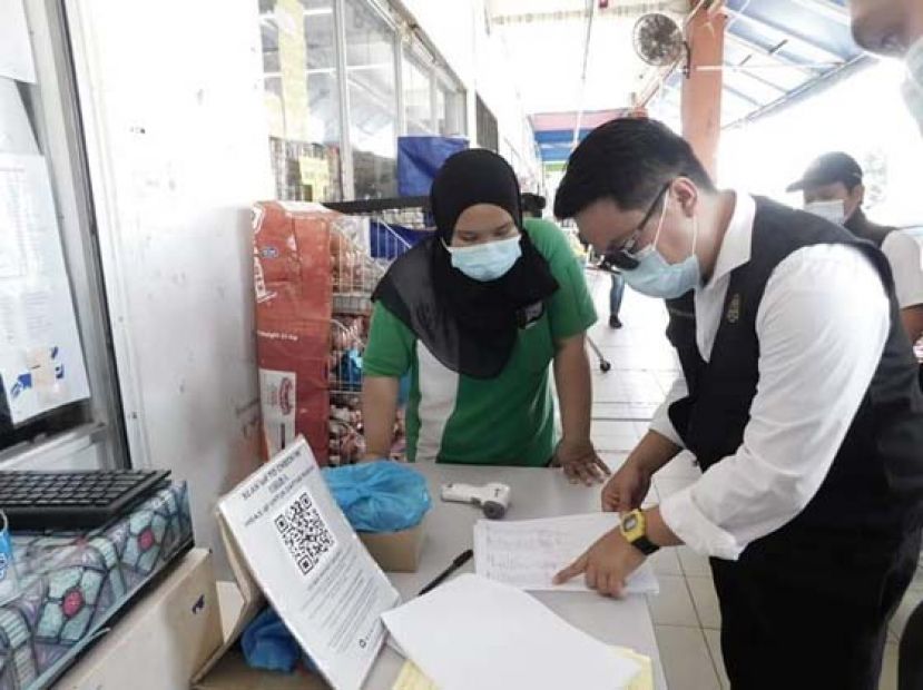 卫生局执法人员检查商家的顾客资料。