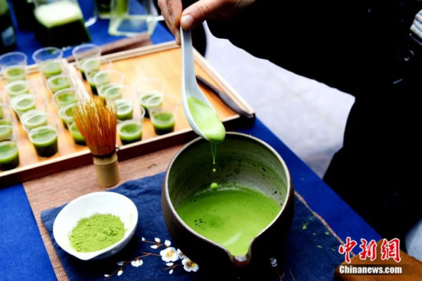 茶艺师展示贵州抹茶。