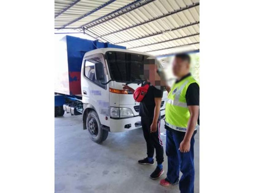 泗里街水警查获一辆运载走私柴油的罗厘和司机。