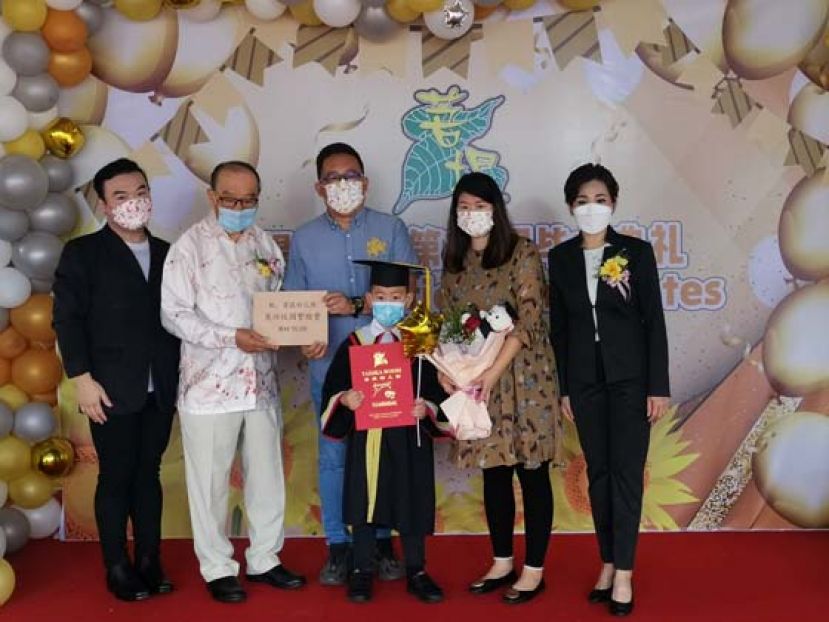 其中一位学生家长移交《回馈校园，关怀计划》赞助经费予菩提幼儿园董事主席蔡明田（左2），右1为园长蔡蕙朱。