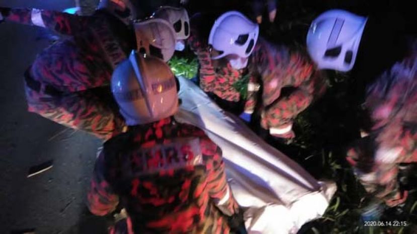 司机丧命，消拯人员将遗体装入尸袋。