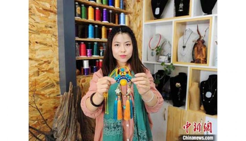 徐晓雪正在展示京剧系列中国结。