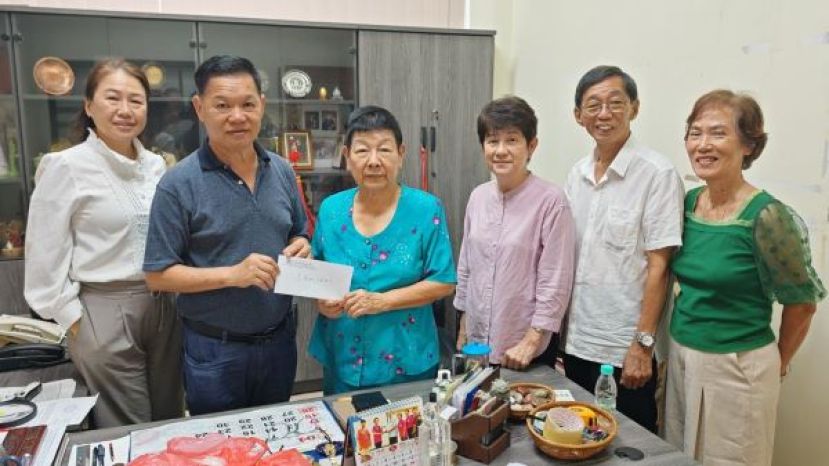 砂拉越陇西公会名誉顾问李锦秋（右四）接受会长彭国良（左二）的邀请，出席春祭与敬老晚宴，并应允赞助十全大补酒作为敬老礼品。左一为妇女组主任李思玲。右一为副秘书李锦蓉、副会长董彩光及秘书李仁赵。