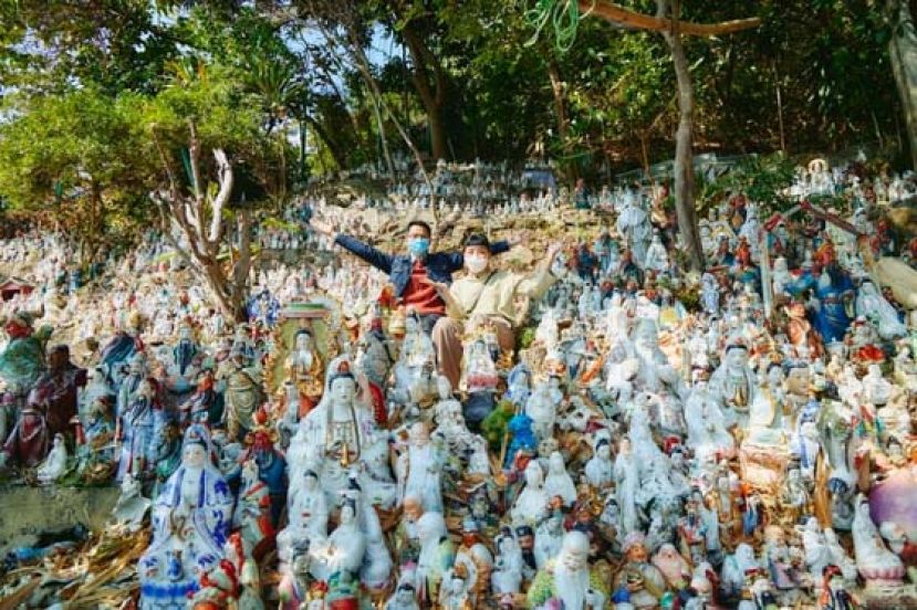 邓家宙博士带大家寻找街头神像，华富邨神像山有逾8,000个神像，场面壮观。