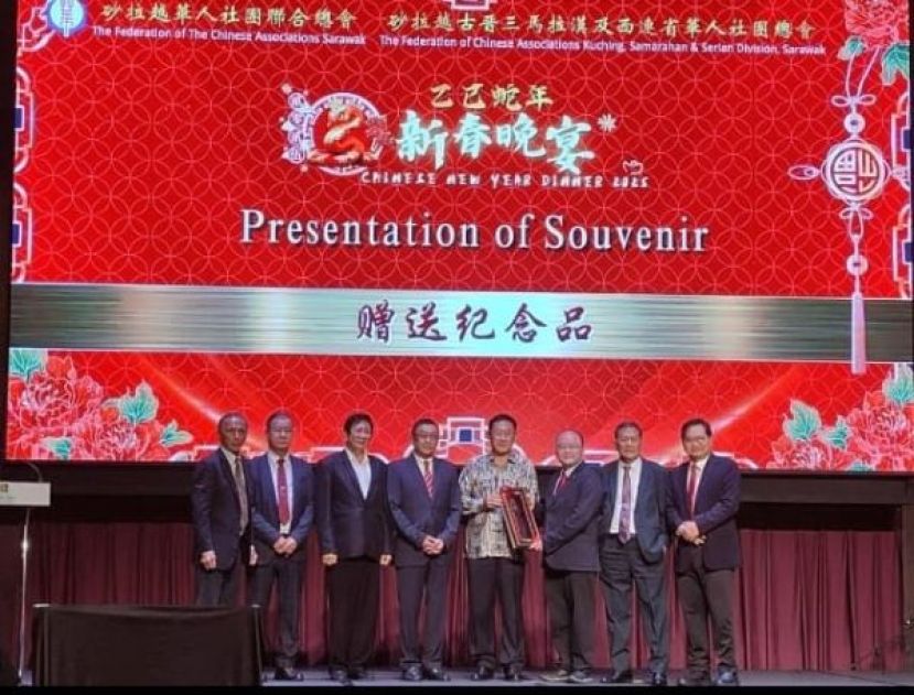 筹委会主席甲必丹拿督刘思乐(右三)，在众嘉宾的陪同下，赠送纪念品予中国驻古晋总领事邢伟平时影。