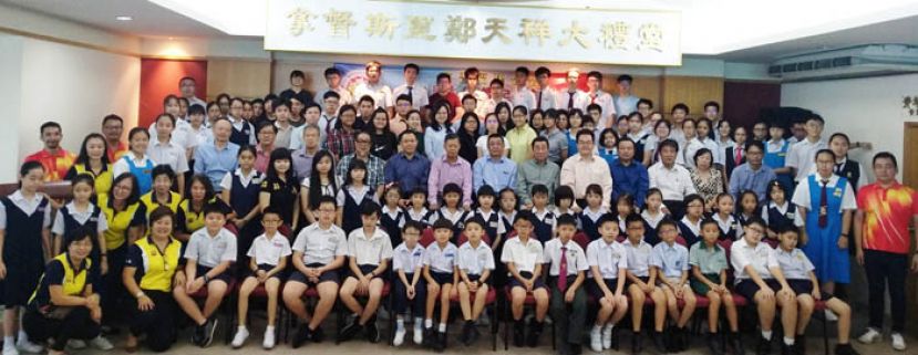 古晋福建公会举办第一届大专、第42届中、小学会员子女学业优良奖励金颁奖典礼礼成后的一张大合照。其中左四起为检察主席林吴碧祥、副会长刘金瑞、副会长拿督陈日枝、会长拿督黄良杰、署理会长黄张金发、教育主任田松茂。