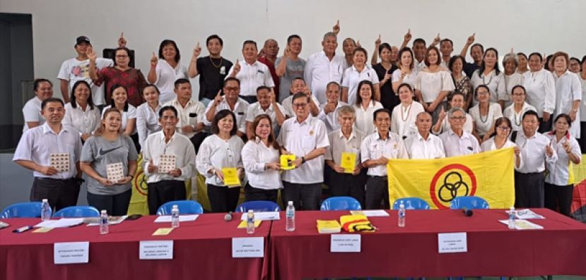 曾镇江移交党章和党旗给人联党巴卡拉兰支部执委。