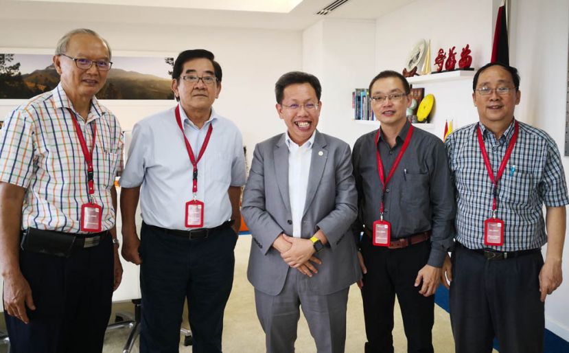 星座诗社主席黄泽荣、财政陈浩煌、副文书林国水及执委李景光29日下午联袂同访砂拉越地方政府与房屋部长拿督沈桂贤医生时，向他简报&ldquo;一头栽进婆罗洲&rdquo;的文学飨宴。  &nbsp;