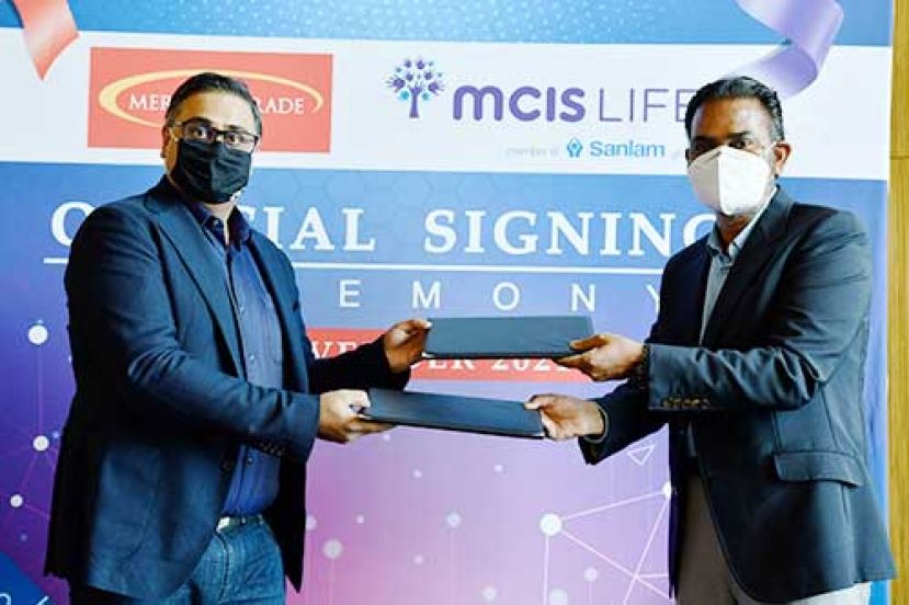 MCIS Life首席执行官兼常务董事Prasheem Seebran（左）和Merchantrade的创始人 兼董事长Ramasamy Veeran（右）很荣幸能为贫困社群和利基市场改善保险产品的可及性。