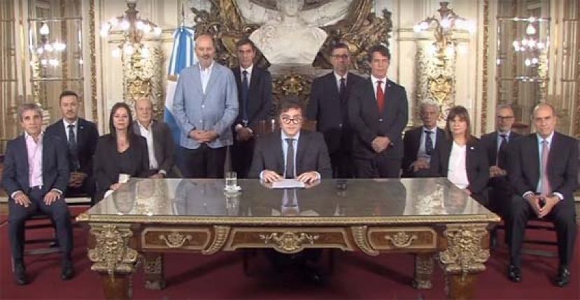 阿根廷新总统上任，狂裁5000公务员。