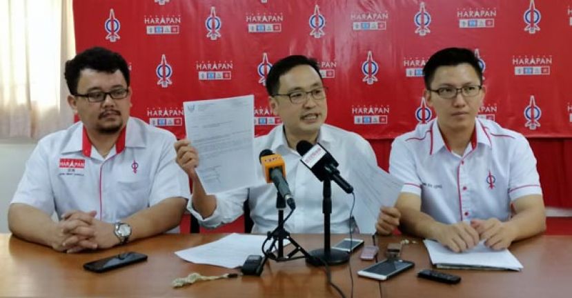 砂希盟主席张健仁（中）召开新闻发布会，右;为其助理沈杰龙及行动党斯里阿曼支部主席里昂吉米(左)。