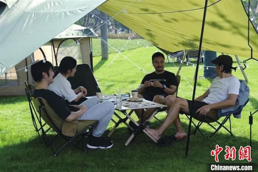 阿德（右二）和DNA的小伙伴一同享受美好时光。