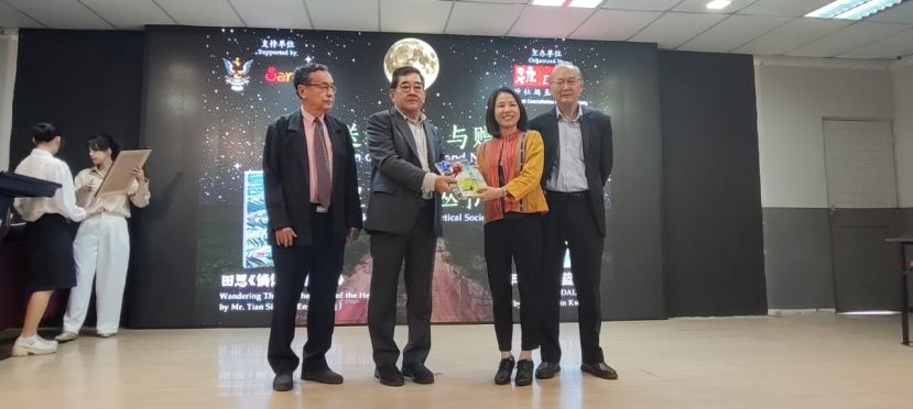 砂拉越星座社社主席黄泽荣赠送纪念品予蔡静芬时影。