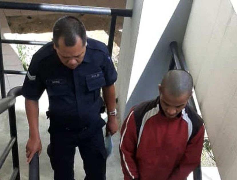  企图抢钱，青年判刑后押离法庭时摄。