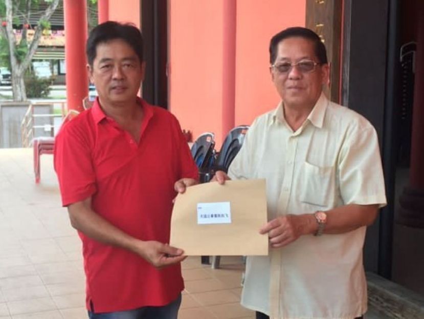 &ldquo;忠福宫广泽尊王庙杯华语歌唱争霸赛&rdquo;大会主席许义华（左）移交邀请担任歌赛开幕特别嘉宾函件予天猛公拿督陈如飞。