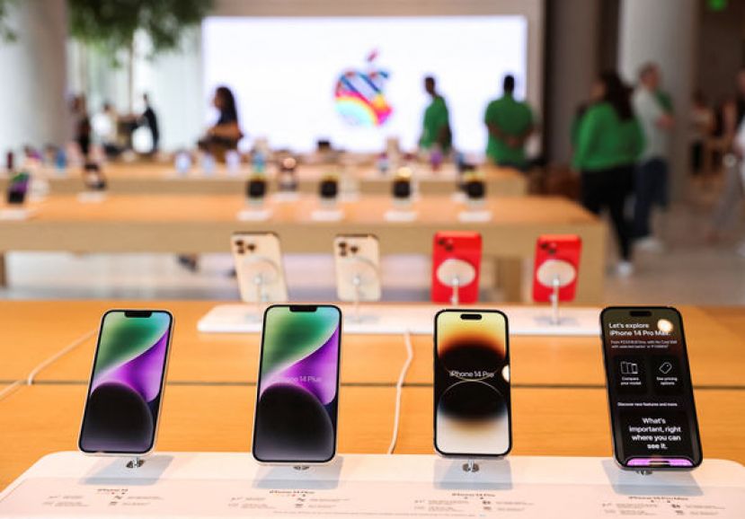 ●印度一家Apple零售店展示iPhone。