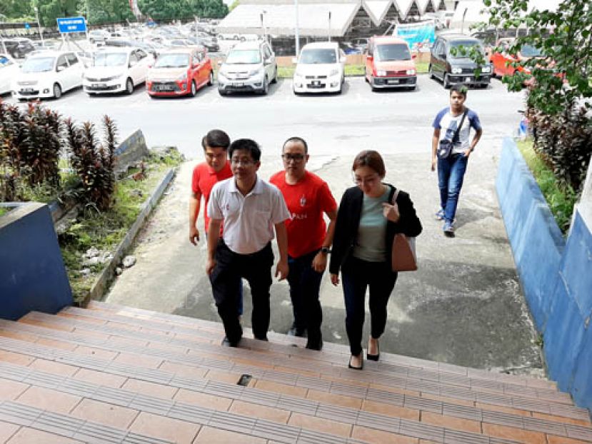 陈国彬与古晋社青团成员到古晋新邦迪卡一站式警察局报案。