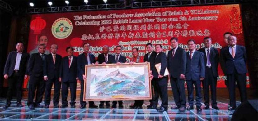 沙闽福州联合总会会长黄勤如（右六）赠送纪念品予杰菲里（左八）。