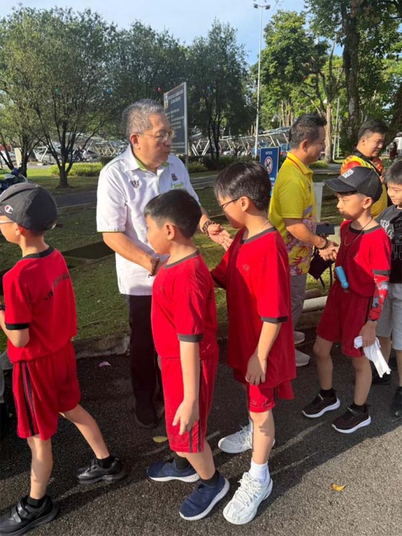 市长拿督黄鸿圣和学生互动时影。