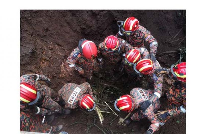搜救人员在土崩地点寻获男女及证实两人身亡。