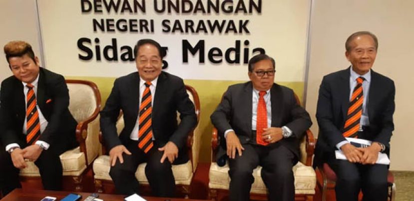  砂全民团结党州议员新闻发布会，右起拿督张泰卿、拉浓、黄顺舸和佐尼科。