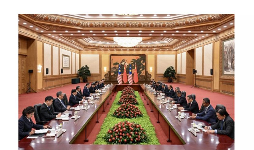 中国国家主席习近平与大马首相安华访问团举行交流。