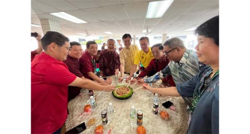 巴达旺市议会今日在该议会食堂举办新春庆祝活动，图为主桌嘉宾一同捞生时摄。