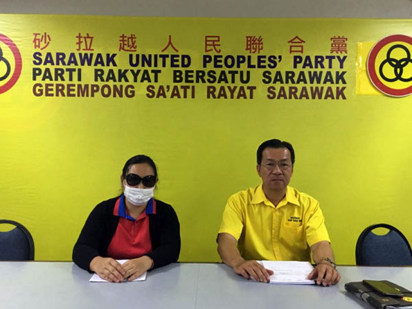  受害李小姐在砂人联党公共服务局主任叶耀星（右）陪同下召开新闻发布会。