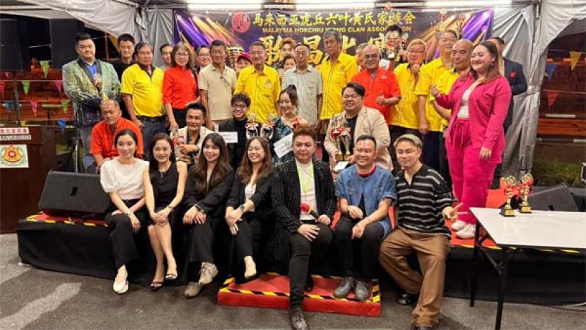 所有获奖者与嘉宾和评审合影。