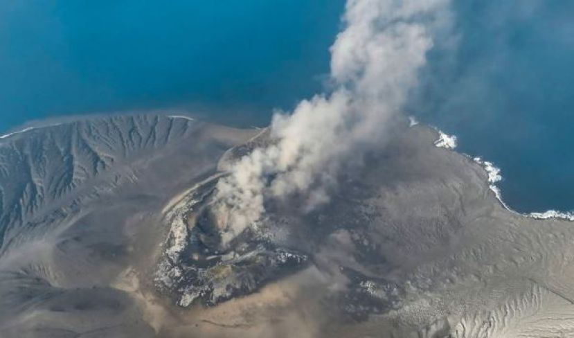 印尼火山喷发影响27万乘客机场未全面开放。