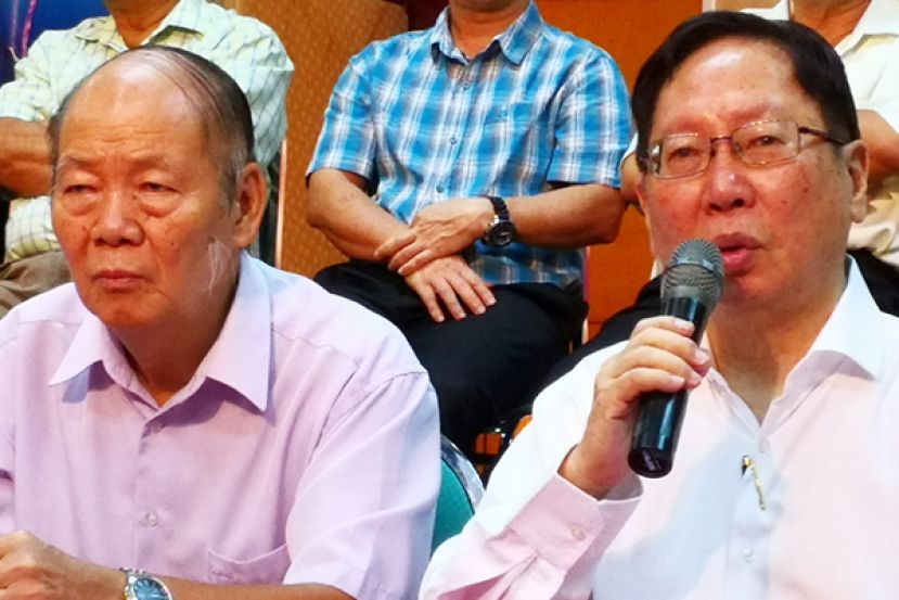 诗巫省独中董联会主席天猛公拿督刘利民（右）主持新闻发布会。左是诗巫省独中董联会创会40周年纪念庆典总筹备会主席江宗渺。