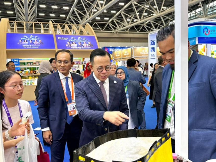 沈志强参观中国国际中小企业博览会。