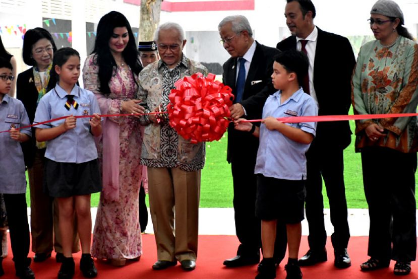 砂州元首敦泰益玛目（中）为东姑布特拉精英国际学校新校舍主持剪彩开幕礼。