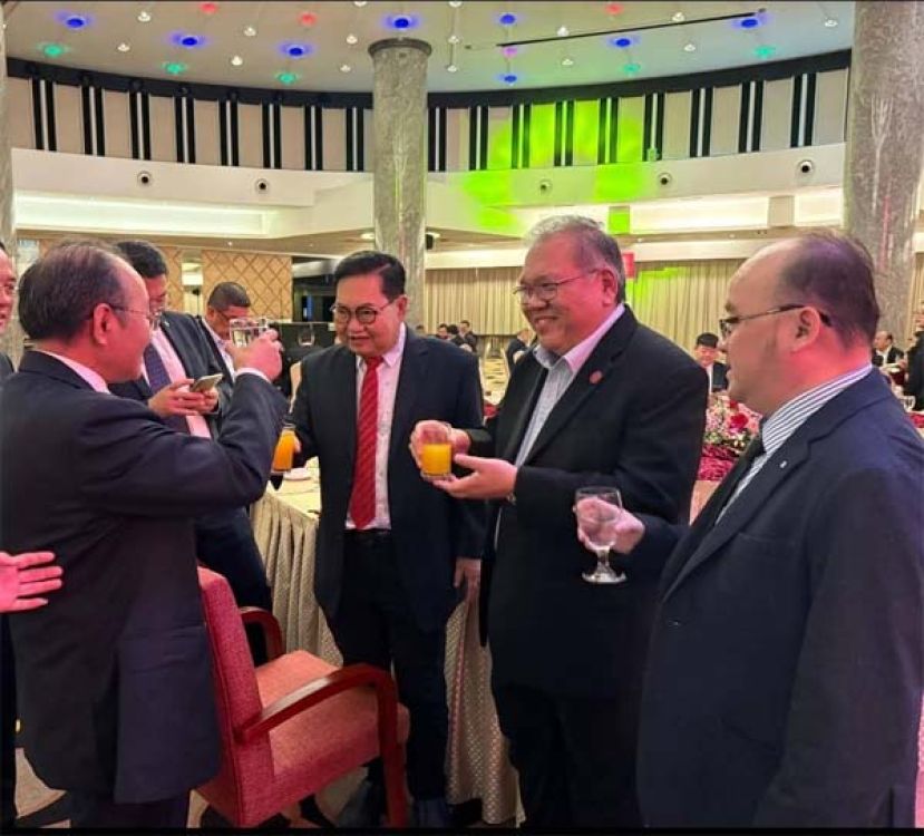 右起为砂拉越福州社团联合总会总会长甲必丹拿督刘思乐、古晋中华中学校友会会长拿督黄国辉以及砂拉越福州社团联合总会名誉会长拿督吴标生和中国驻马来西亚大使欧阳玉靖（左一）亲切交流时摄。