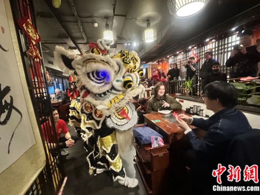 2025年2月10日，位于伦敦市大英博物馆附近的一家中餐厅举办舞狮活动，舞狮队员与当地顾客热情互动，共同迎节庆、贺吉祥。