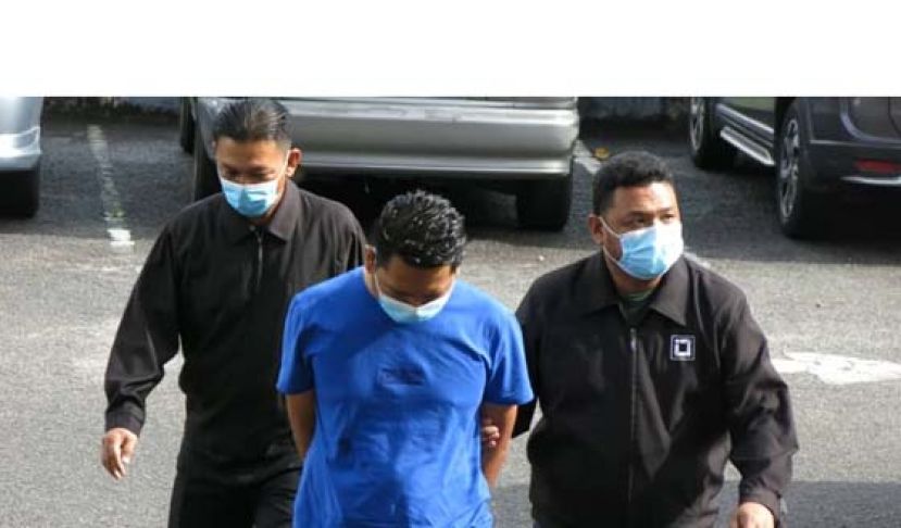 涉嫌骗取社险工资补贴的某公司董事经理被带上法庭以申请延扣。