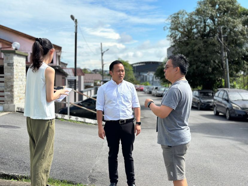 张健仁特别助理江峰年（中）接获许多居民的投诉，反映在瑟里玛沙何路第三巷（Lorong Sherip Masahor 3）的持续性问题。