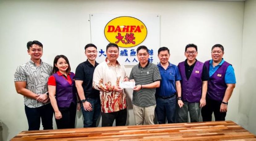筹委会一行人拜訪紫輝阁阁长蔡岷谷(右四)邀請他为大决赛主持頒獎。左一起為筹委蔡佑伦、青团副秘書蔡依岑、筹委林康、筹委主席謝玶豪。右一起為副团長楊秀松、团長謝嵩及紫輝閣总務彭國良。